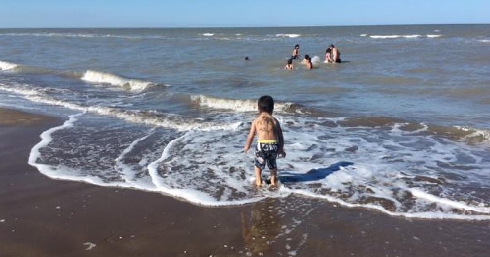 Algunos de los chicos conocen por primera vez el mar en estos viajes