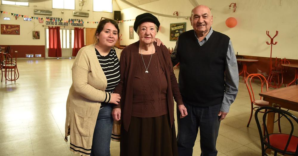 Amalia junto a su acompañante y el actual presidente de la institución