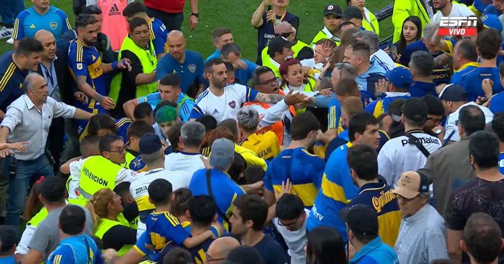 El Superclsico terminó en escndalo- Leandro Brey evitó que Chiquito Romero se peleara con hinchas de Boca tras la derrota con River