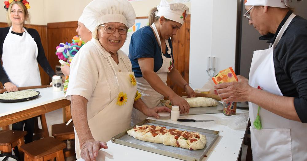 A los 87 antildeos tambieacuten celebra el Diacutea del Estudiante- la historia de Mariacutea Clivia