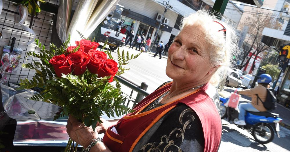 Diacutea de la Primavera- las rosas como reinas y las flores amarillas como boom