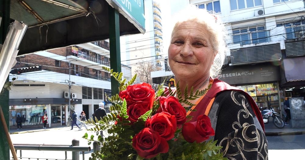 Diacutea de la Primavera- las rosas como reinas y las flores amarillas como boom