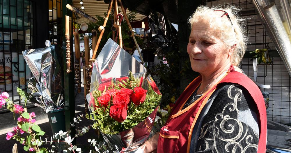 Diacutea de la Primavera- las rosas como reinas y las flores amarillas como boom