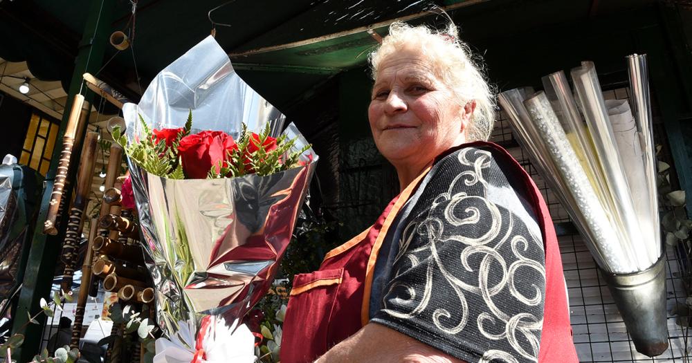 Diacutea de la Primavera- las rosas como reinas y las flores amarillas como boom