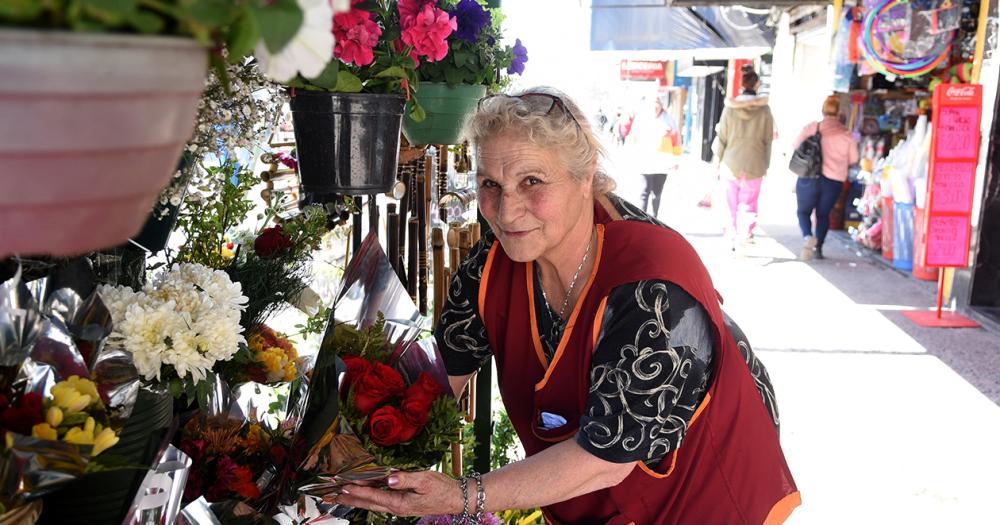 Diacutea de la Primavera- las rosas como reinas y las flores amarillas como boom