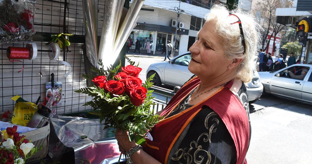 Diacutea de la Primavera- las rosas como reinas y las flores amarillas como boom