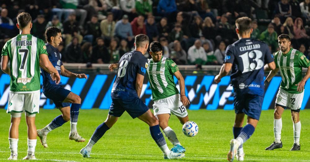 El marcador uruguayo anotó su primer gol con la camiseta de Banfield