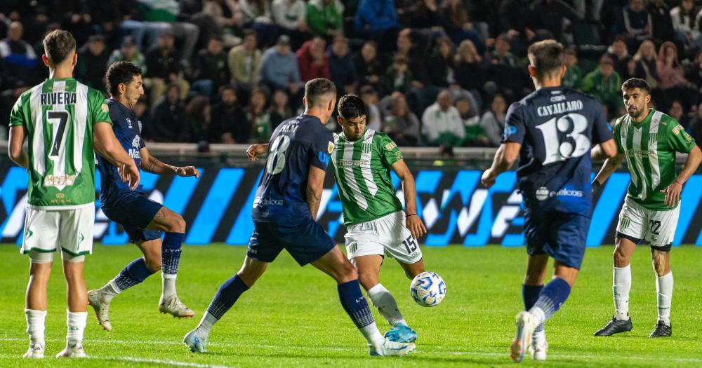 El marcador uruguayo anotó su primer gol con la camiseta de Banfield