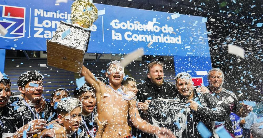 Copa Comunidad Lomas- los chicos de Lavardén gritaron Campeón