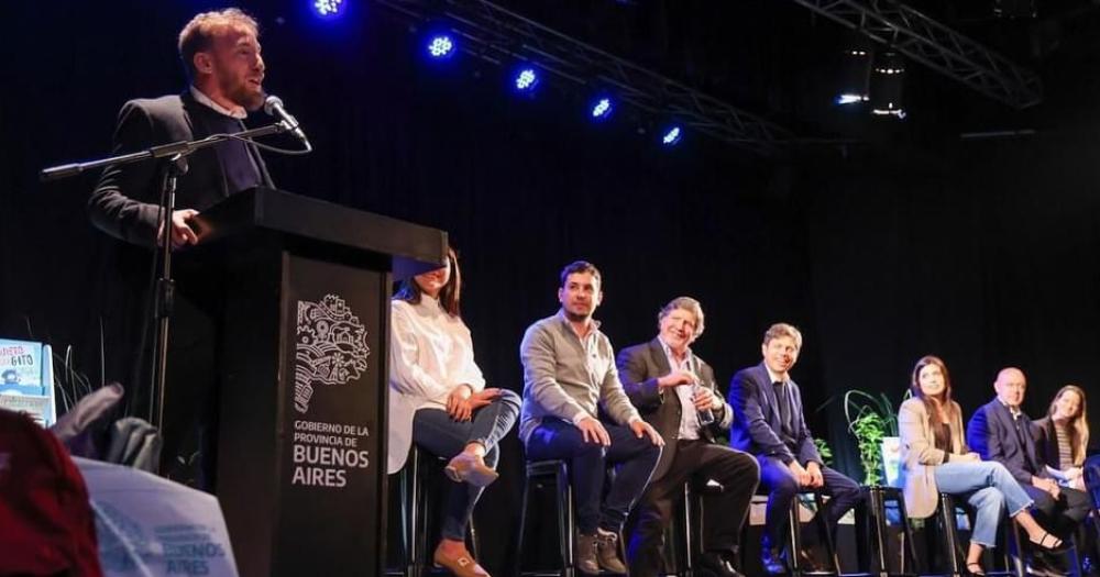 Otermiacuten presentoacute junto a Kicillof y Sileoni Lomas Lee en Comunidad