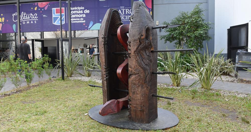 De la mapu y de la pesca est situada en la entrada del Teatro Municipal de Lomas