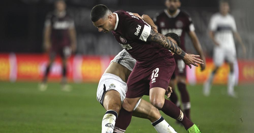 Ramiro Carrera lucha por la pelota