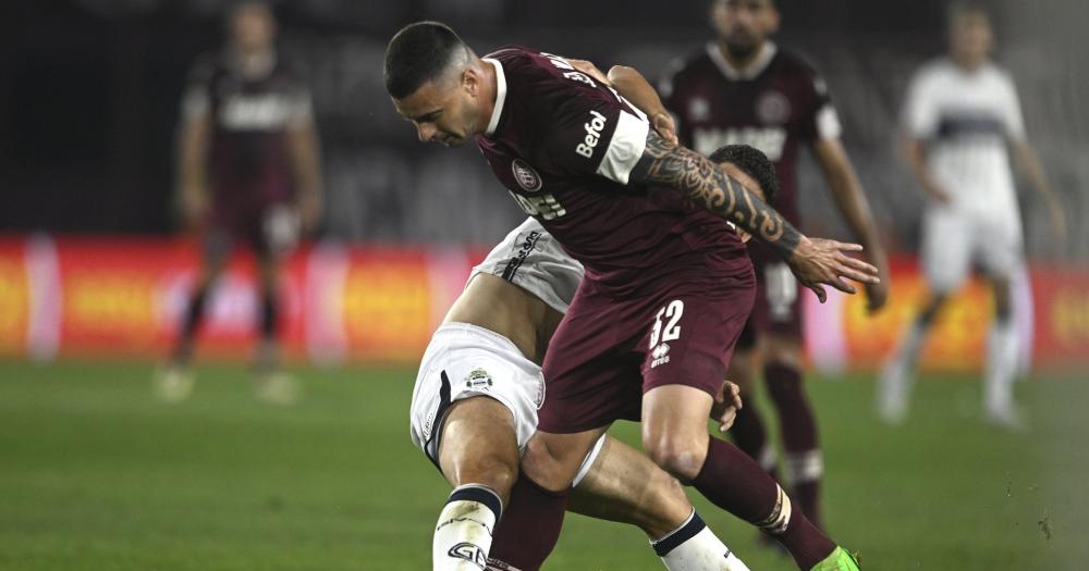 Ramiro Carrera lucha por la pelota