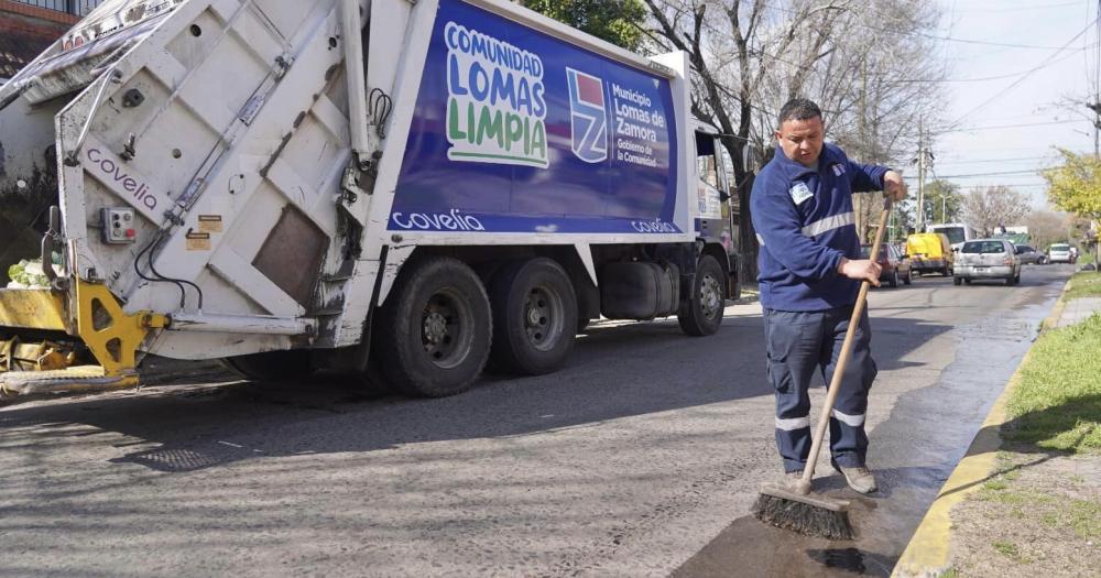 Las cuadrillas se encargan del  barrido limpieza y recolección de residuos ramas y escombros