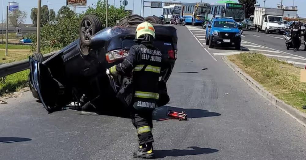 Uno de los autos terminó volcado sobre el asfalto