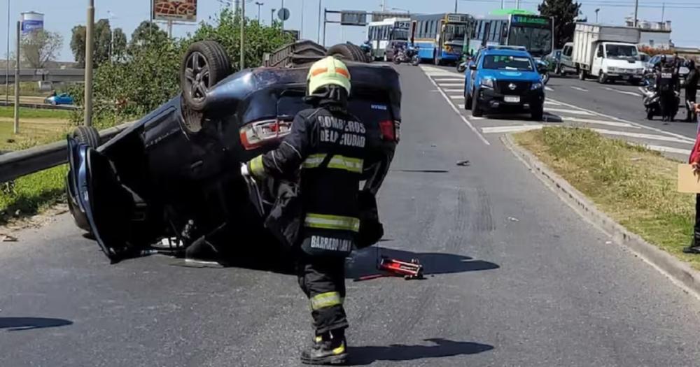 Uno de los autos terminó volcado sobre el asfalto