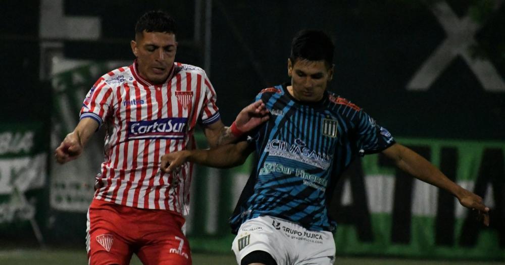 Matías Gonzlez lucha por la pelota