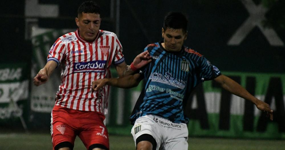 Matías Gonz?lez lucha por la pelota