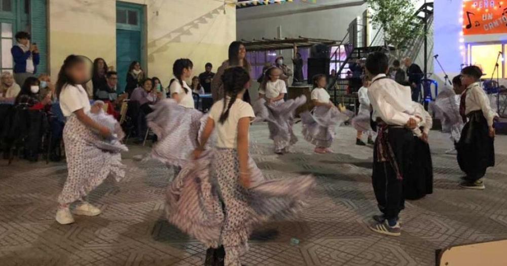 Es una forma de ayudar a los chicos que viven en el hogar