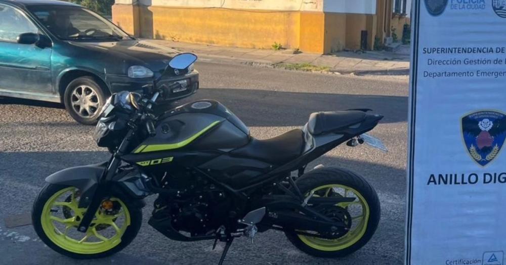 La moto en la que iban ambos menores