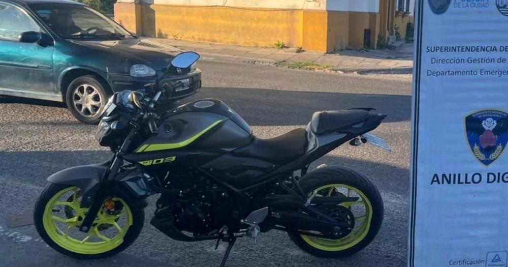 La moto en la que iban ambos menores