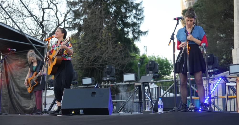 Restu Trío fue la primera banda que se subió al escenario de la Plaza Grigera