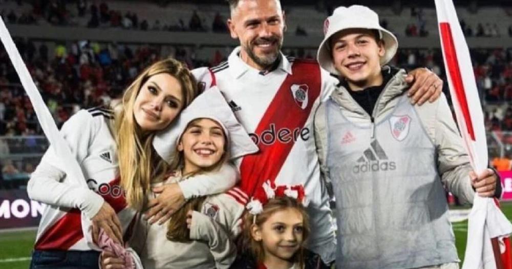 Micho Eva y sus tres hijos