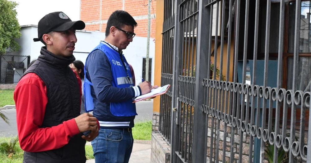 Van a las casas para hablar con los vecinos sobre las medidas de prevención