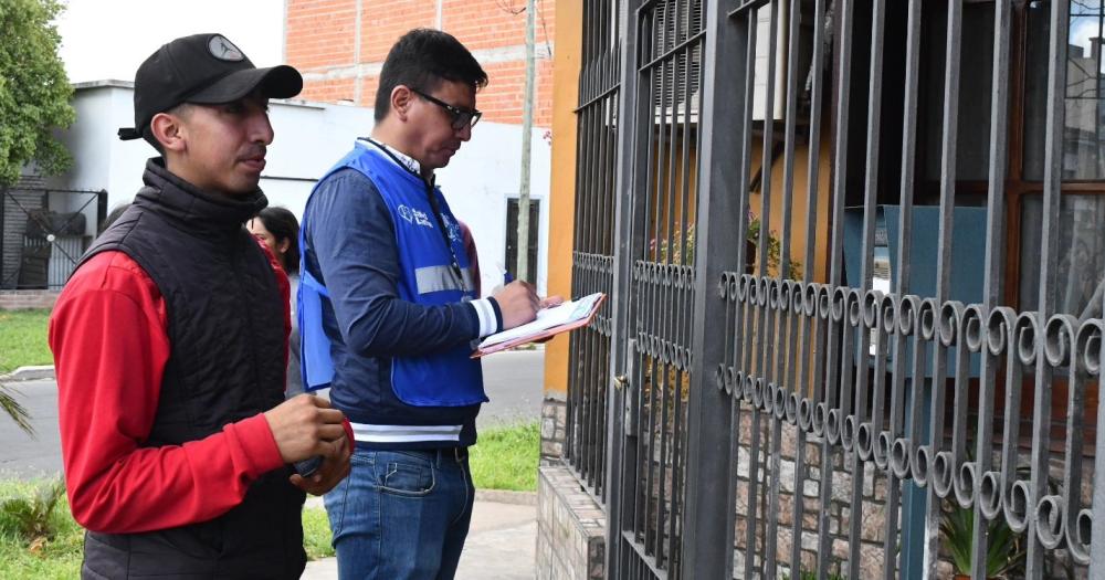 Van a las casas para hablar con los vecinos sobre las medidas de prevención