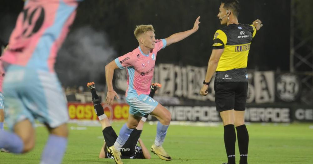 Pedro Souto el autor del gol del triunfo de Temperley