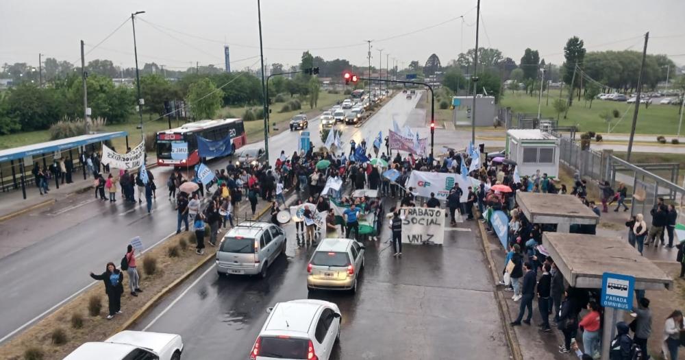 Ruidazo de estudiantes de la UNLZ sobre la avenida Juan XXIII