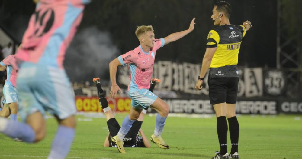 Pedro Souto el autor del gol del triunfo de Temperley