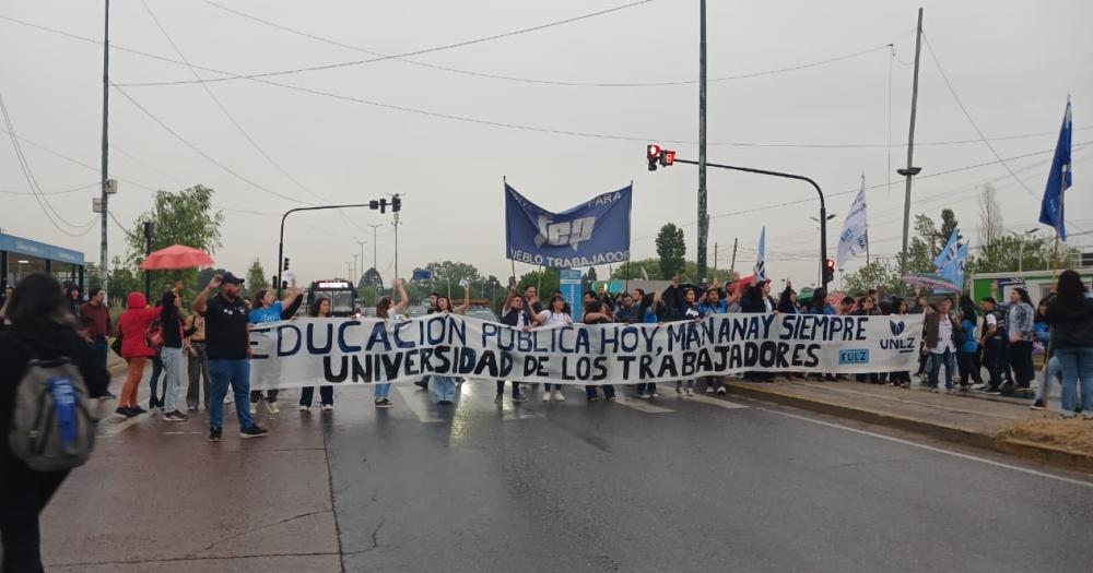 Ruidazo en la Universidad de Lomas en defensa de la educacioacuten puacuteblica