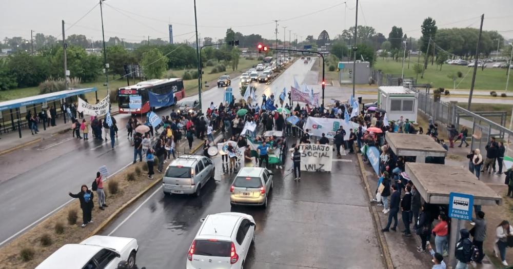 Ruidazo de estudiantes de la UNLZ sobre la avenida Juan XXIII