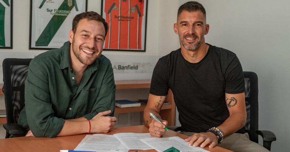 Andújar firmó su contrato con Banfield en el predio de Guillón