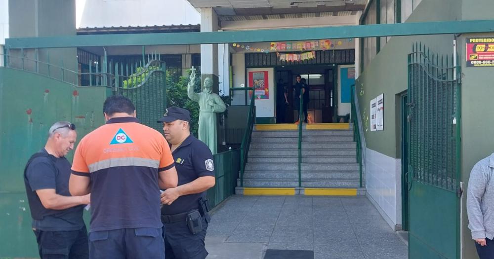 Defensa Civil y la Policía trabajando en el colegio