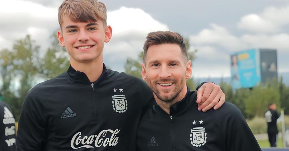 Nico Paz junto a Lionel Messi