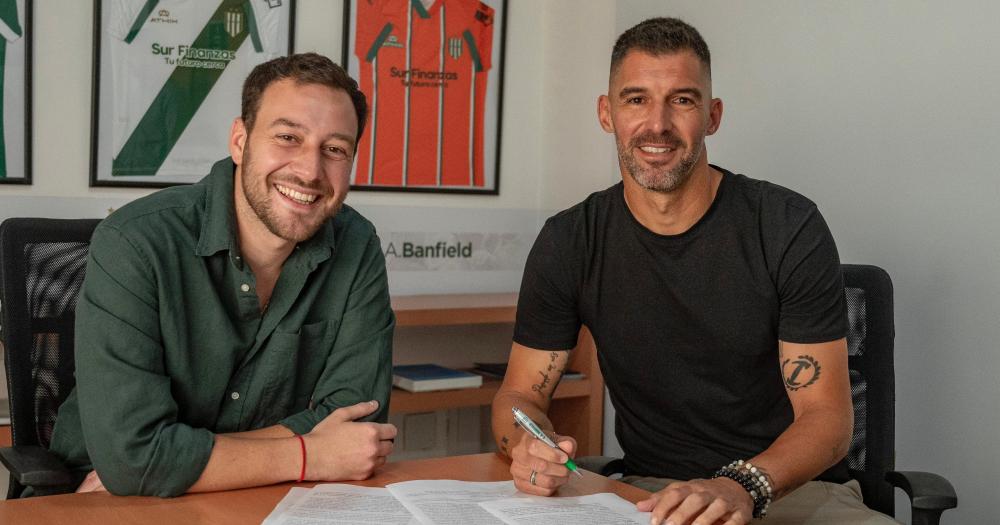 Andújar firmó su contrato con Banfield en el predio de Guillón