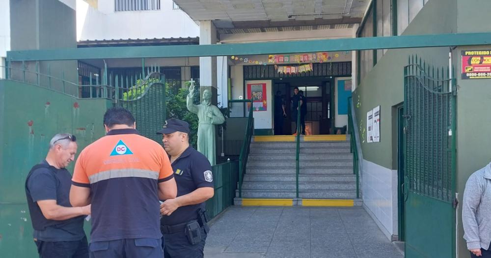 Defensa Civil y la Policía trabajando en el colegio