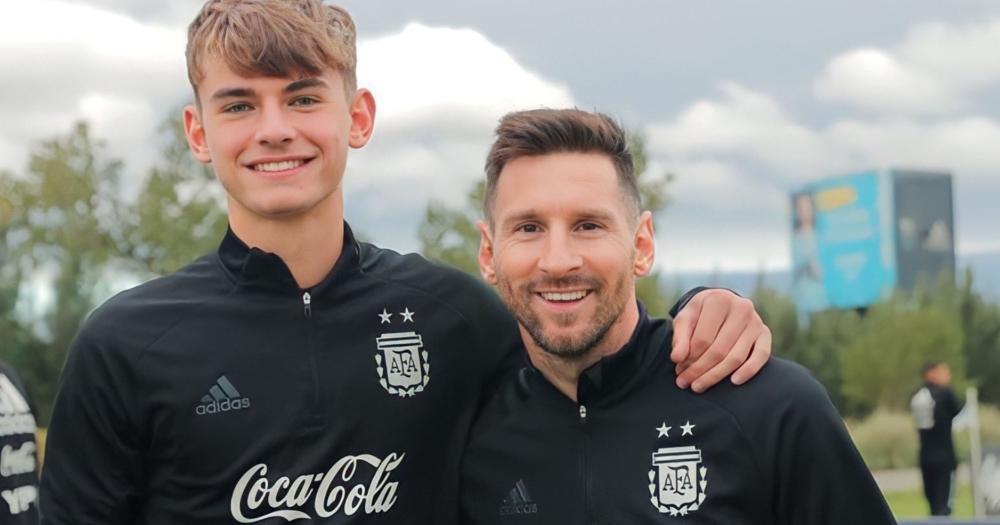 Nico Paz junto a Lionel Messi