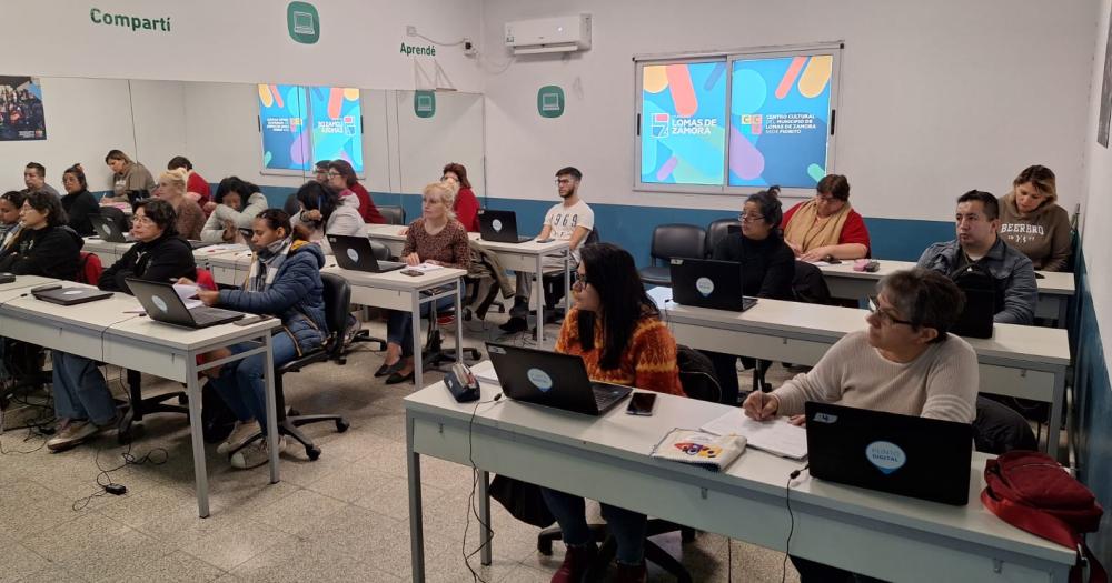 El lugar est? equipado con computadoras y todo lo necesario para las clases