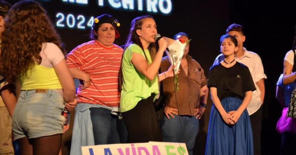 Gabriela Ballesteros es la profesora que fundó este proyecto para que los alumnos plasmen sus talentos