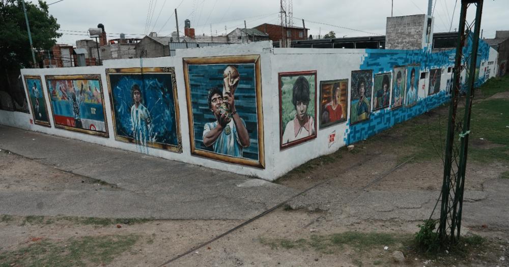 Las calles de Fiorito llenas de murales de Diego