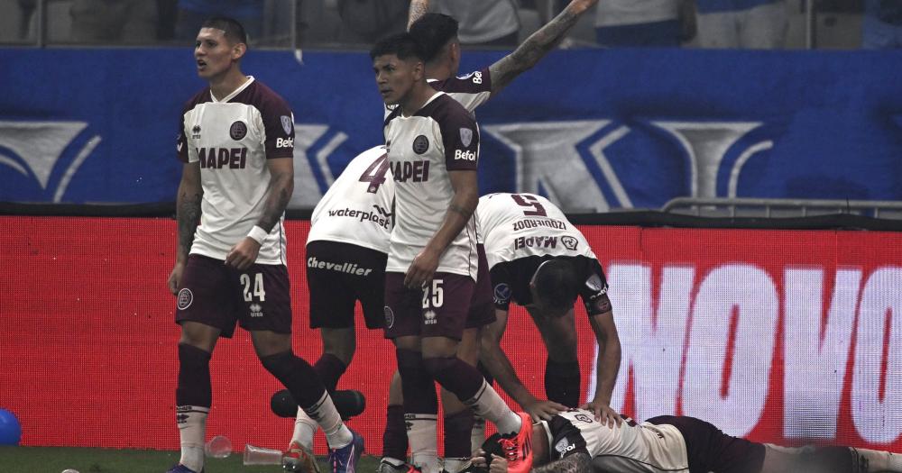 Carrera en el piso festeja su gol con sus compañeros