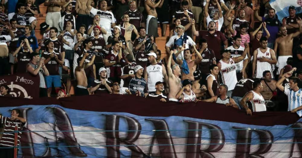 Un hincha de Lanús fue arrestado por hacer gestos racistas a sus pares brasileños