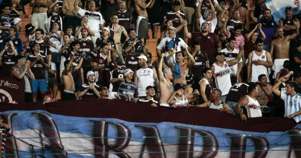 Un hincha de Lanús fue arrestado por hacer gestos racistas a sus pares brasileños