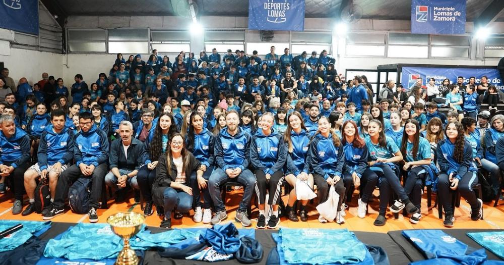 Antes del viaje hubo un encuentro en el Parque de Lomas donde entregaron nueva indumentaria