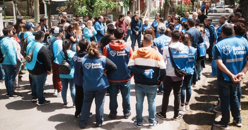 Junto a profesionales de salud recorrieron el barrio para evitar que el dengue crezca en las casas