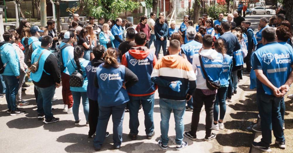 Junto a profesionales de salud recorrieron el barrio para evitar que el dengue crezca en las casas