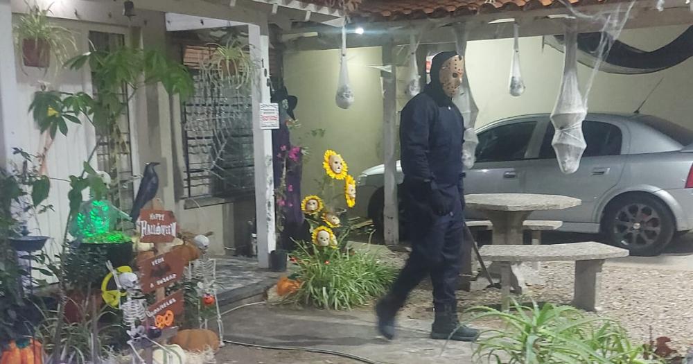 Cristian se disfraza de Jason y recibe a todos los vecinos en la puerta de su casa